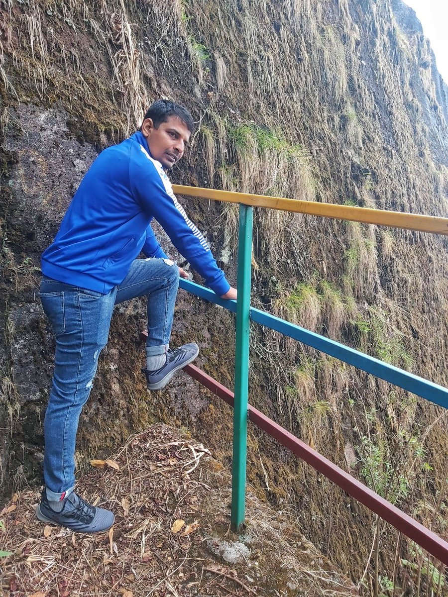 अगाडि तिम्रो छायाँ देखेँ पछाडी फर्किदा तिमी थिएनौ भिरको बाटो हात समाउन आएनौ खुला मैदानमा प्रेमले स्वागत गरेउ, म बिलुप भएँ🙏🙏