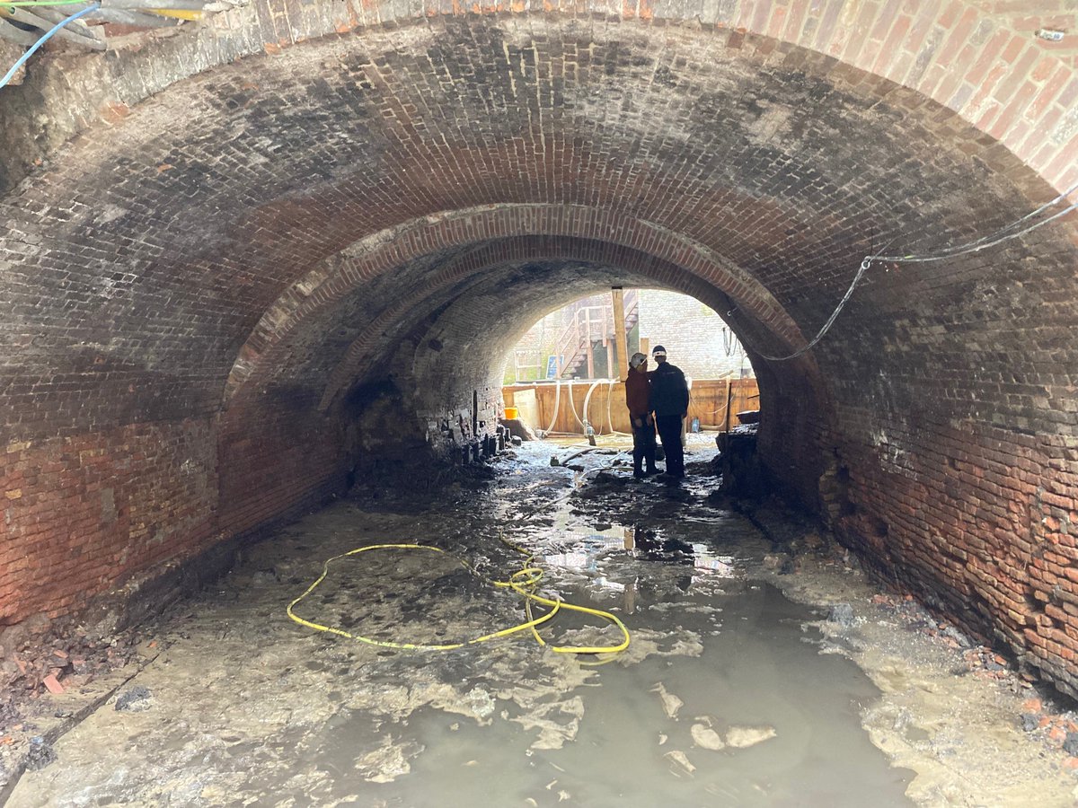 15 meter van de Binnendieze is weer terug!  Je ziet hier een stuk van de Parkstroom dat ruim 70 jaar verdwenen was. 

Op dit moment restaureren we de gewelven boven én onder water. Tijdens de restauratie hebben we een trapje naar een van de woningen aan de Vughterstraat ontdekt.