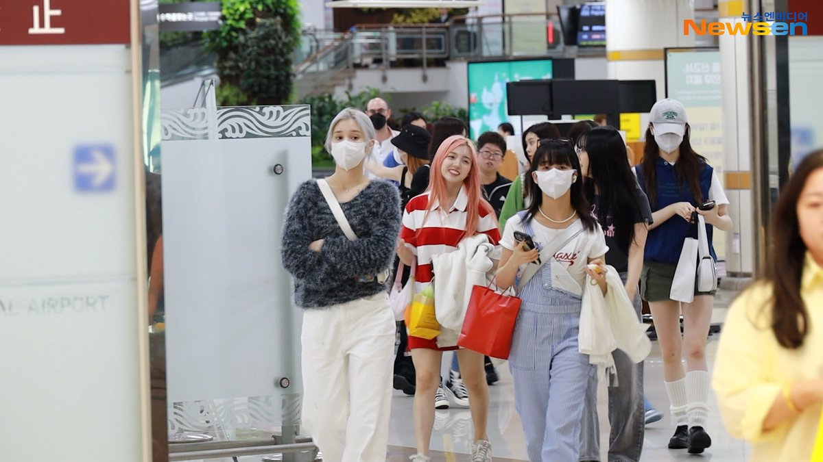 newsenstar's tweet photo. 케플러(Kep1er), 김포공항 입국✈️Airport Arrival 2023.5.22 #Newsen
https://t.co/SHZpvv5tX3 출처 @YouTube
#케플러 #Kep1er
#HUENING_BAHIYYIH #ShenXiaoTing #KIMCHAEHYUN #SEOYOUNGEUN #Hikaru #MASHIRO #YESSEO #KIMDAYEON #CHOIYUJIN https://t.co/C6CJszTElc