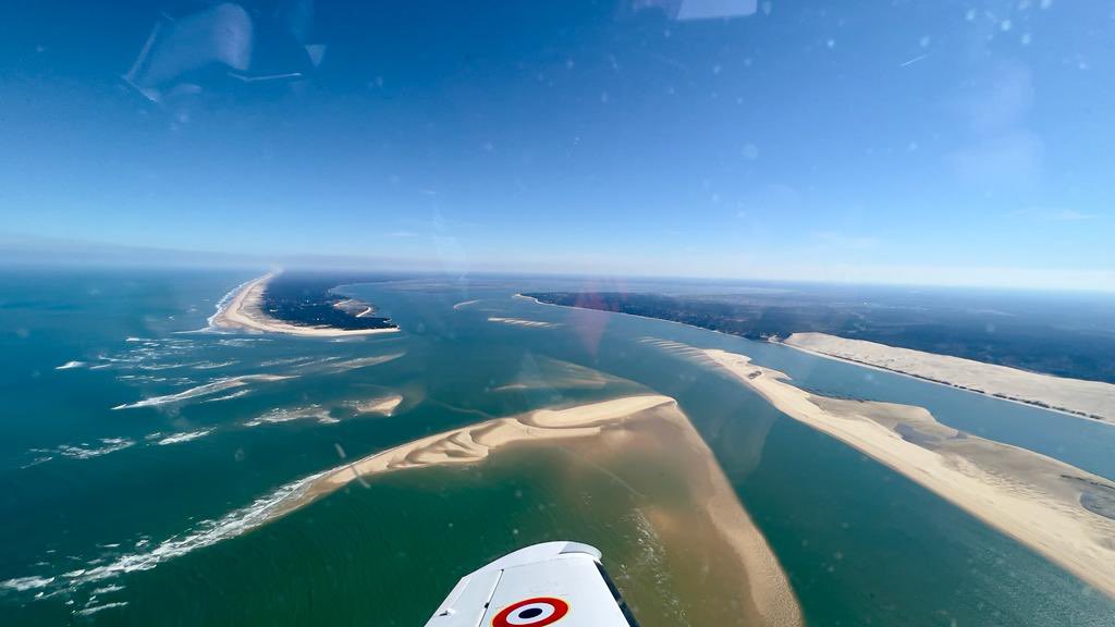 PhDeleume's tweet photo. @EscadronsChasse @Gendarmerie_029 Les merveilleux paysages français vu d’en haut par nos pilotes de chasse, quelle belle idée. Les passes du Bassin d’Arcachon avec le Cap Ferret et le  banc d’Arguin. https://t.co/dqOYcbMKug