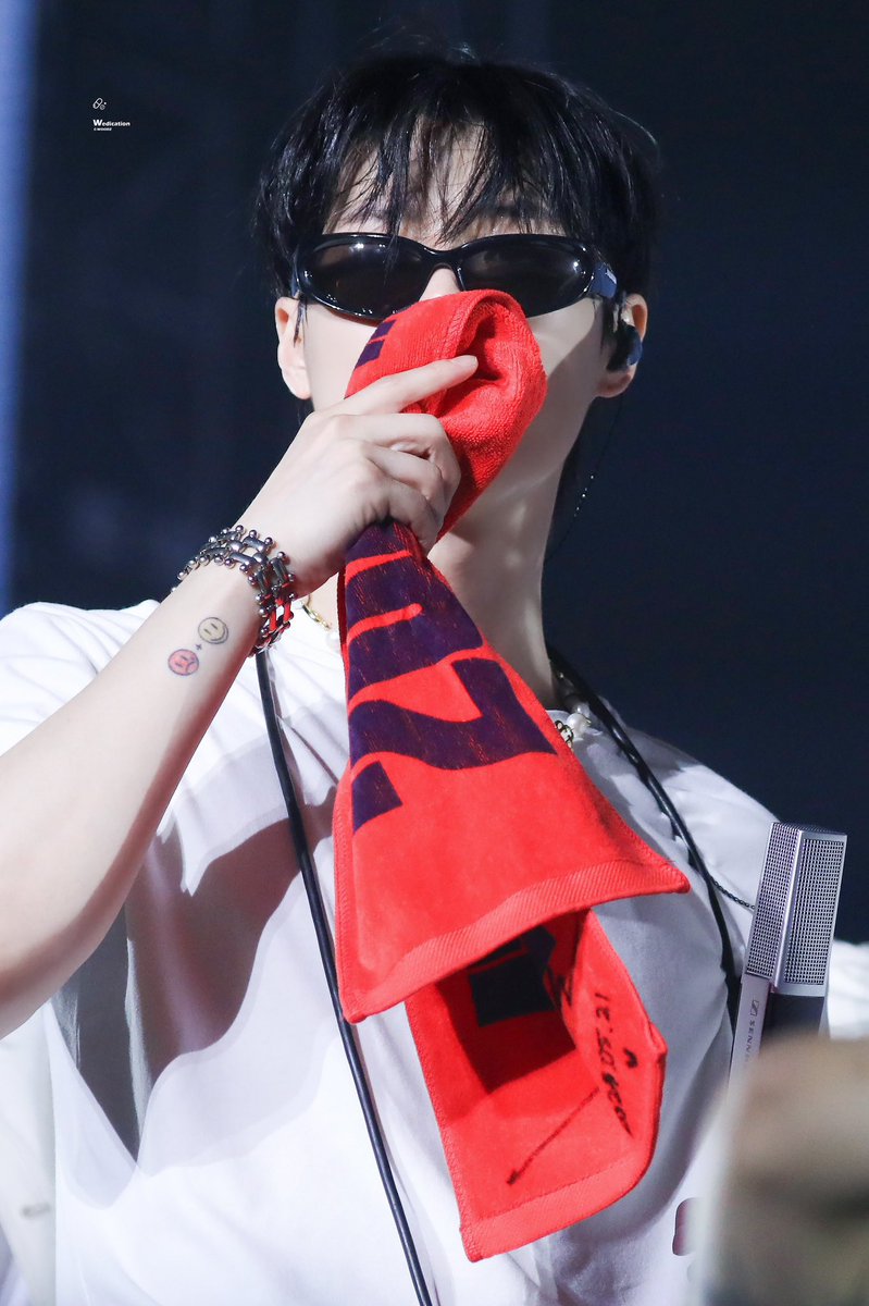 실제로 이 수건 내 친구가 받아서 공연 끝나자마자 실물 봣는데 진심 머리 쥐어 뜯음