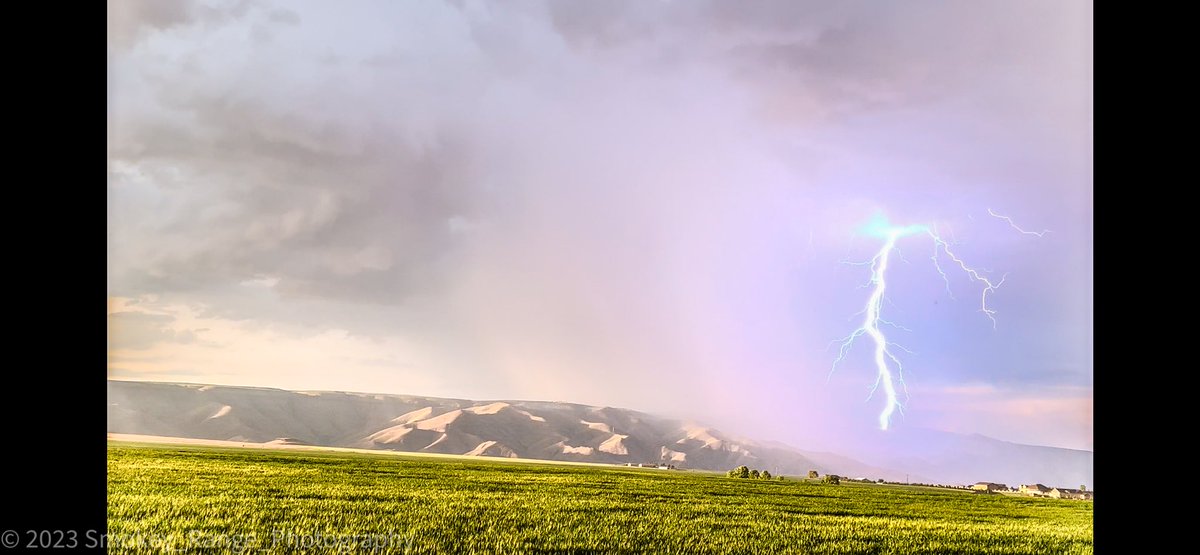 LT_Dan_bcfd's tweet photo. Some shots from tonightβs thunderstorm. #springthunderstorms #wawx #lcvalley #asotincounty https://t.co/nT1kok11e0