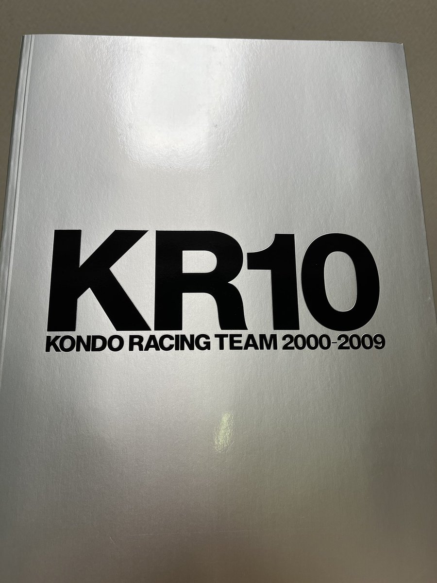 lHFNGhNNtxtjlhT's tweet photo. またまた見ちゃった🤭
何回目⁉️
今回はKONDO RACING10周年記念写真集「KR10」の写真と共に楽しみました💙✨
25周年?30周年?記念でまた写真集出ないかな〜💕
#近藤真彦
#KONDORACING
#KR10 https://t.co/JIUQzqaawE