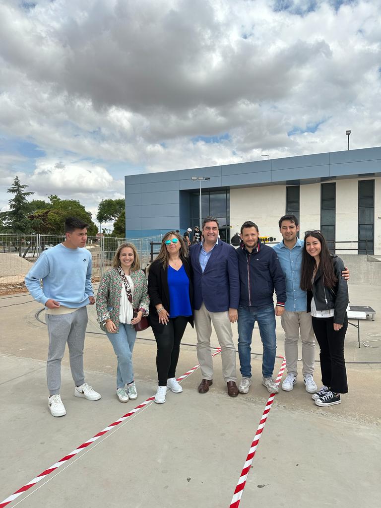 Visitando Villanueva de la Torre, con ⁦<a href="/paconunez_/">Paco Núñez</a>⁩ y los jóvenes de ⁦<a href="/GuadalajaraNNGG/">NNGG Guadalajara</a>⁩.