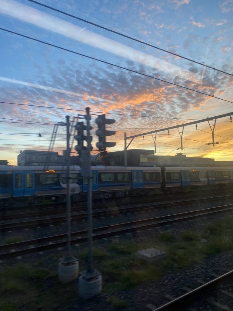 CPTtwins's tweet photo. Happy New Week Cape Town 💙💛

Travelling on @MetrorailWC to Town . View from the train 🚆. #PeoplesTrain @PRASA_Group https://t.co/8wJT6IQyjs