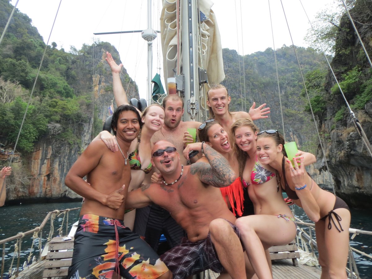 AnAussieTravels's tweet photo. Koh Phi Phi https://t.co/Ck7saBI8Oq #kophiphi #kohphiphi #mayabay #mayabeach #partyboat #partycruise #travel #blog https://t.co/hN8xaDH8iS