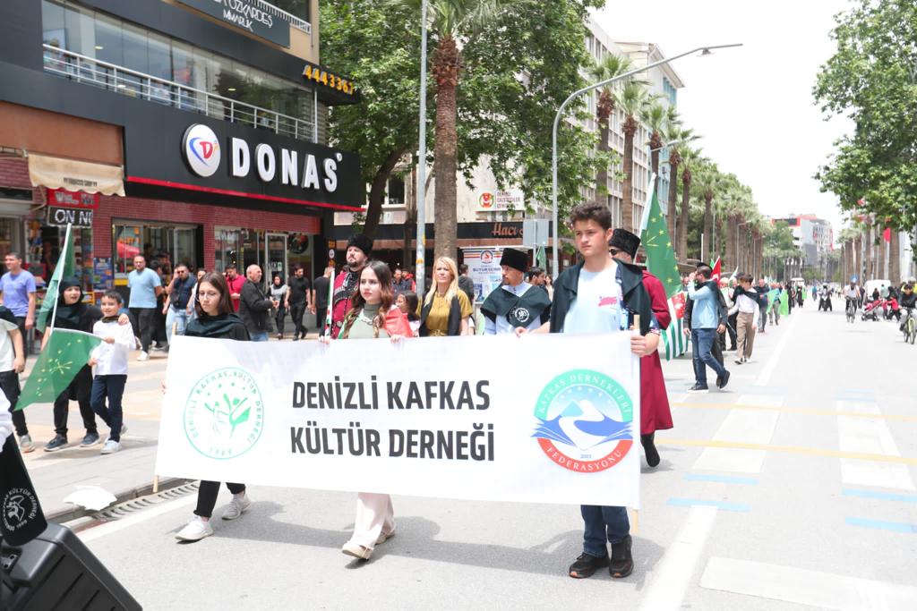 thaguse's tweet photo. Denizli Kafkas Kültür Derneği, 21 Mayıs Çerkes Soykırımı anma ve yas yürüyüşü.

Atatürk parkından Çınar caddesi boyunca Çınar meydanına yapılan yürüyüş, basın açıklaması ile sona erdi.
#21Mayis1864
#21May1864
#21MayısCerkesSoykırımı
#CircassianGenocide

@KAFFED @DenizliKafDer https://t.co/QMMOivpCYE