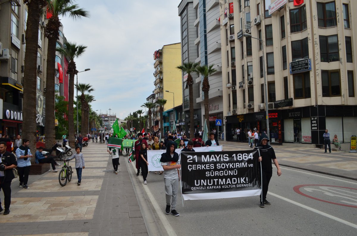 Denizli Kafkas Kültür Derneği, 21 Mayıs Çerkes Soykırımı anma ve yas yürüyüşü.

Atatürk parkından Çınar caddesi boyunca Çınar meydanına yapılan yürüyüş, basın açıklaması ile sona erdi.
#21Mayis1864
#21May1864
#21MayısCerkesSoykırımı
#CircassianGenocide

<a href="/KAFFED/">Kafkas Dernekleri Federasyonu</a> <a href="/DenizliKafDer/">Denizli Kafkas Kültür Derneği</a>