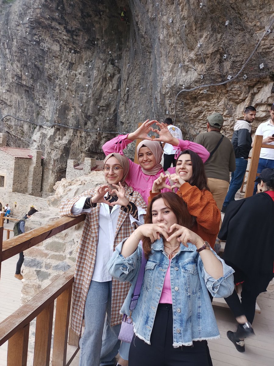 Ben kendi ayakları üstünde duran güçlü bir kadın olma yolunda ilerliyorum. Kazandığım ilk parayla yakın arkadaşlarımla çıktığım tatilden küçük bir anı.. Kızlar darısı sizin başınıza 💞💞🌼