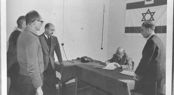 F_ZIHK's tweet photo. 22.05.1960 o godz.7.35 samolot linii #EI_AI, z niemieckim katem A.Eichmannem na pokładzie, wylądował na lotnisku #Lydda w #Izraelu... https://t.co/N8JiHcvZHa