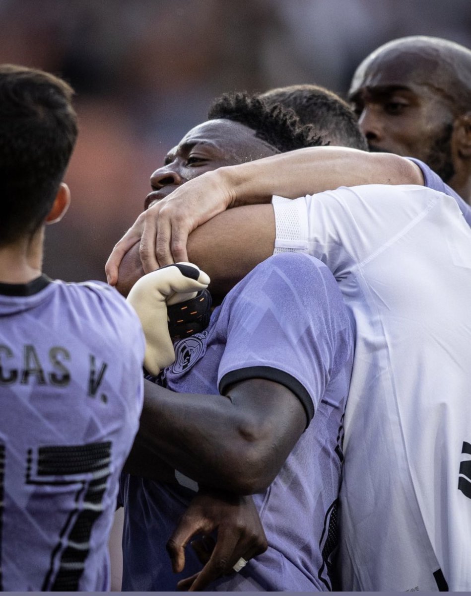 fernandokallas's tweet photo. Sólo un jugador en la foto ha sido expulsado. ¿Quién? 🤷 Lo de @vinijr hoy en España ya va más allá del racismo. ¡Tb es acoso! Un odio hacia él q va diseminando en una parte enorme de la sociedad. O el @RealMadrid reacciona, o la permanencia de Vini en @laliga será insostenible. https://t.co/wezH2By8xx