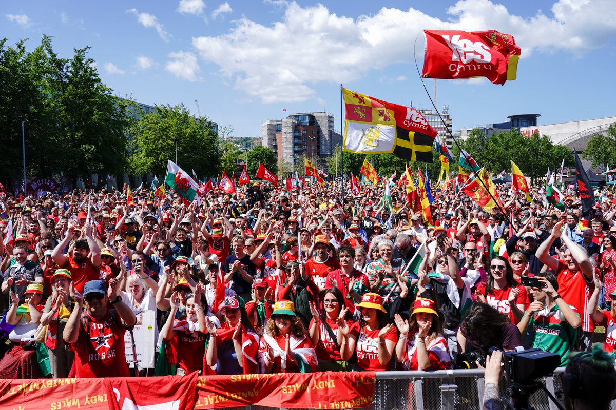 purpletogs's tweet photo. Amazing scenes in Swansea for the Welsh independence march on 20th May #auobcymru #indywales https://t.co/7IwKjBmdML