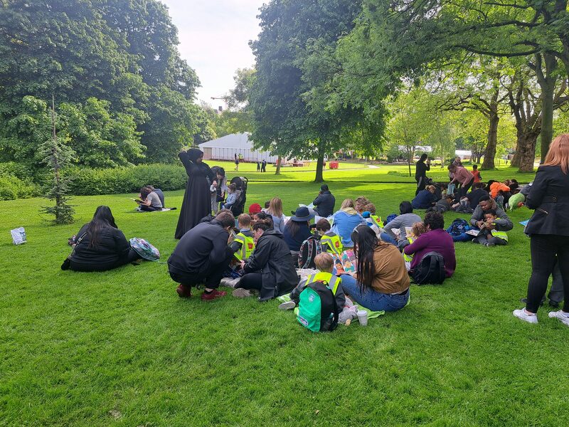 ScoilChaitBaggo's tweet image. Teddy Bear&apos;s Picnic in Infants
Junior and Senior Infants were joined in Merrion Square by their parents and their favourite teddies for a picnic in the sun. After having a delicious lunch they read stories to their teddies and completed a fact file!

scoilchaitrionabaggotstreet.ie/teddy-bears-pi…