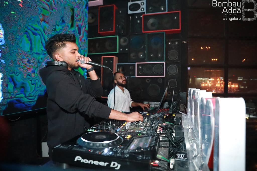 djsahilnrg's tweet photo. ⚡️Keep Calm the Weekend is Here ⚡️
@bombayaddabangalore
#djsahilnrg
#nightout #nightlife #dj #djlife #djsahil #club #luxury #luxurylifestyle #liesure #party #goanightlife #lifestyle #music #partytime #groove #goa #bombayadda #bombayaddabengaluru https://t.co/P3MAJomZXG