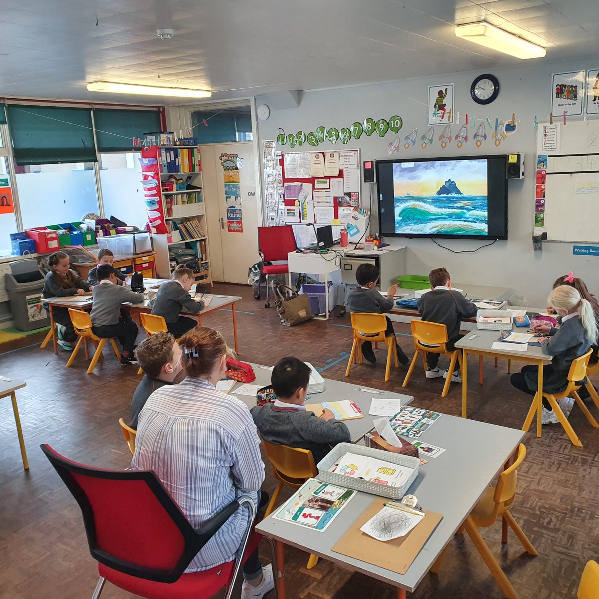 Ark Projects in Senior Infants This month Senior Infants have been doing a lot of work with The Ark Cultural Centre. We went to watch a preview performance of their new dance show The Race inspired by Aesop's Fables. Read more about it on our website.. scoilchaitrionabaggotstreet.ie/the-ark-in-sen…