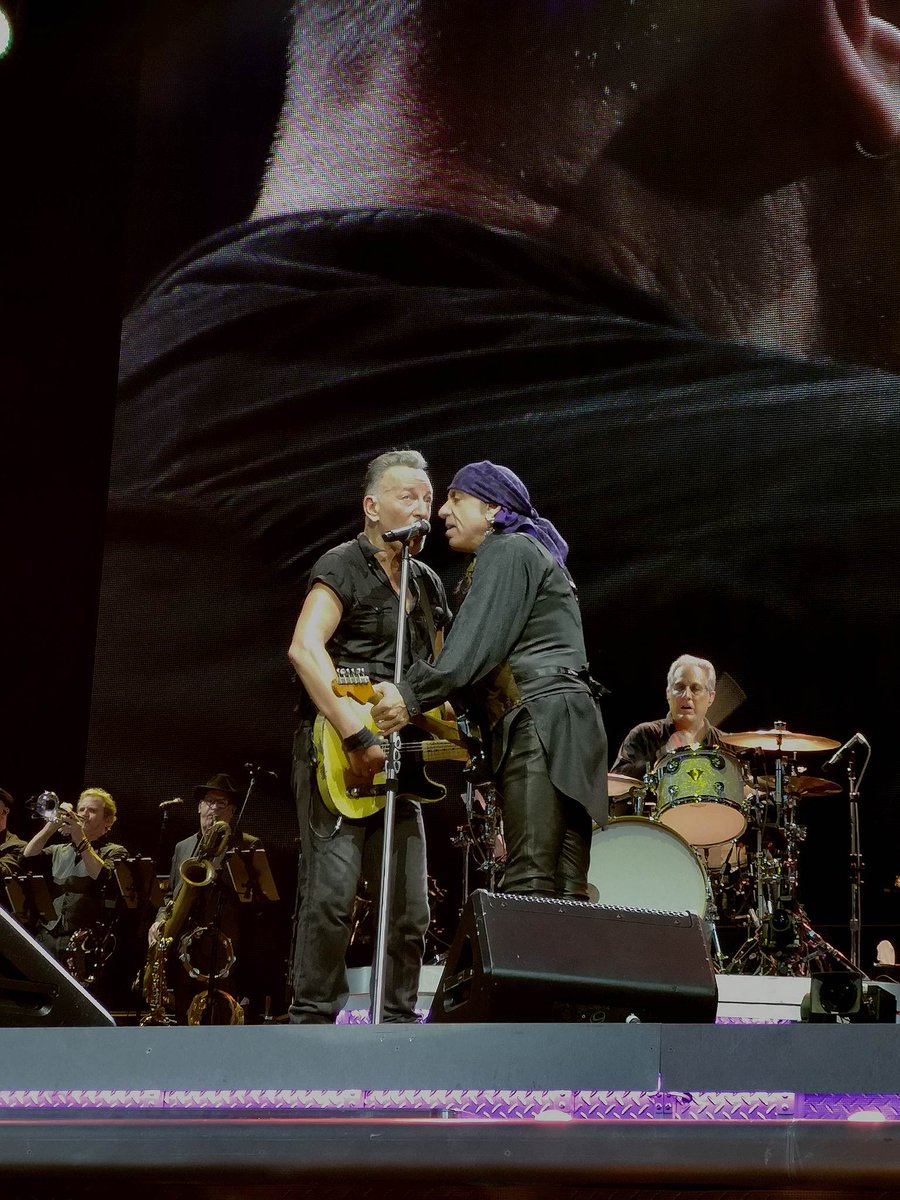 ThunderRoadie_'s tweet image. 7 ans d'attente, déjà une semaine...

#springsteenparis #estreetband #brucespringsteen