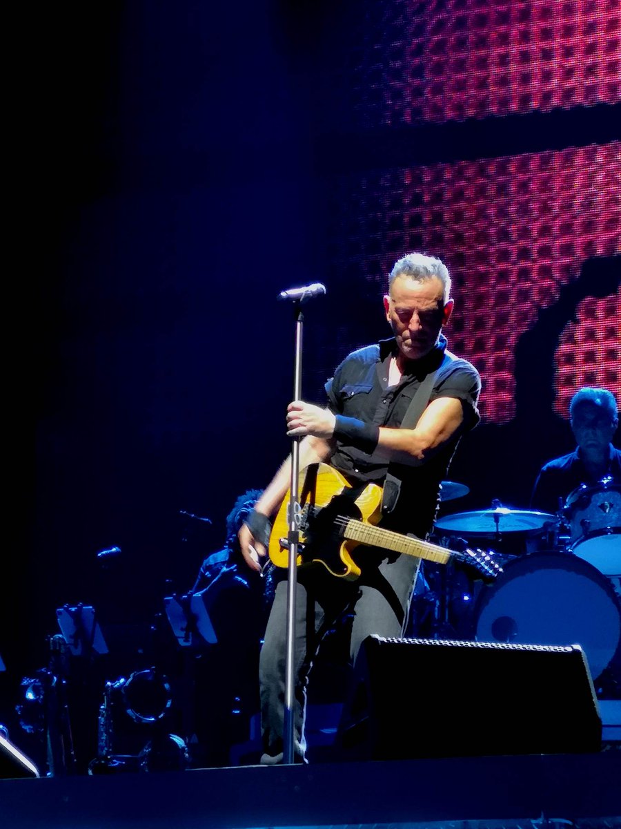 ThunderRoadie_'s tweet image. 7 ans d'attente, déjà une semaine...

#springsteenparis #estreetband #brucespringsteen