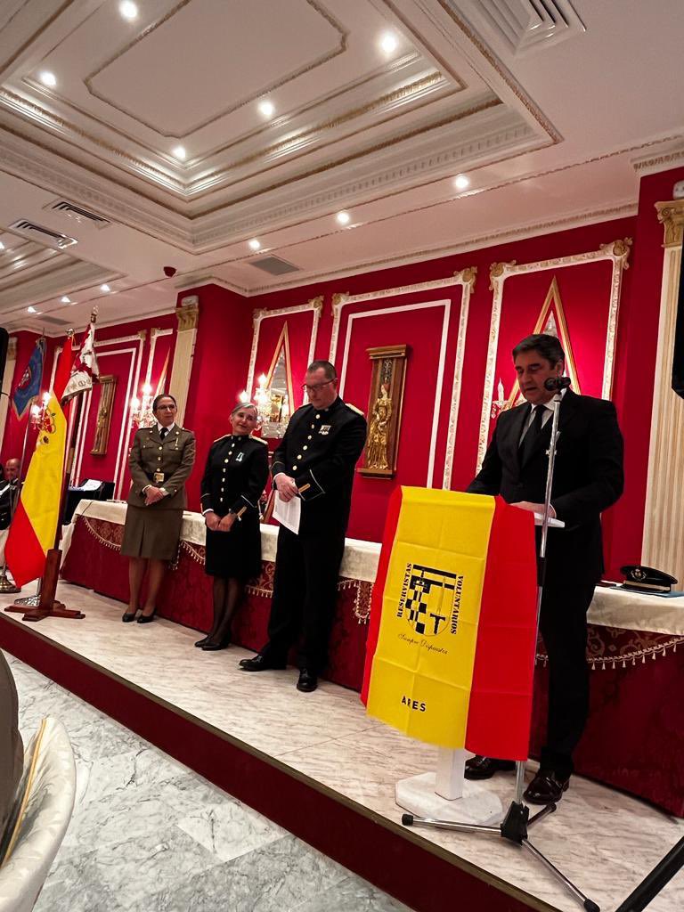 He tenido el honor de recibir la medalla de CISOR (International Committee of non-commissioned officers in the reserve). 

El reservismo es uno de los elementos claves de una defensa nacional moderna.