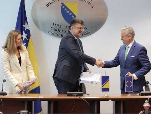 Министар финансија и трезора др Зоран Тегелтија и директор Канцеларије <a href="/EBRD/">The EBRD</a> у БиХ Мануела Наесл потписали уговоре о гранту ЕУ вриједне 43,8 милиона евра. Церемонији  присуствовао специјални представник и шеф Делегације #EU у БиХ Јохан Затлер. Више на: mft.gov.ba/Publication/Re…