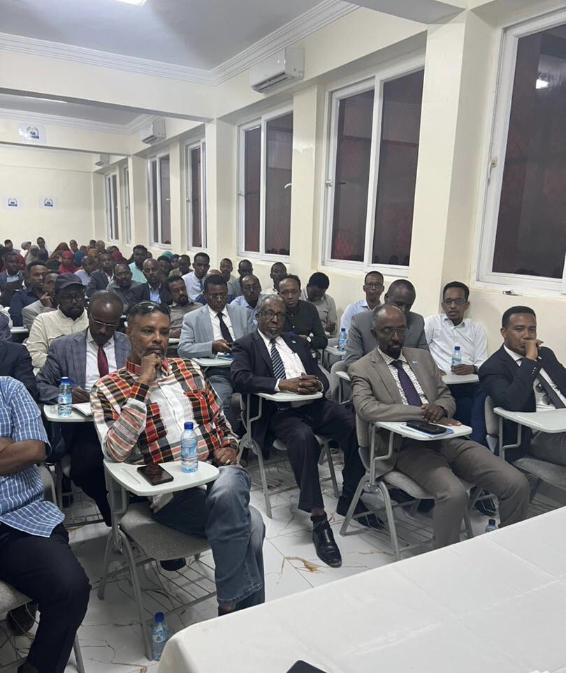 HamzaHaadoow's tweet photo. Iyada oo laga ambaqaadayo Siyaasadda Xukuumadda ee xoojinta hufnaanta maamulka, ayaa waxaa maanta Xarunta dhexe ee Wasaaradda Arrimaha Dibadda, kulan kula qaatay shaqaalaha joogtada ah ee ka howlgala xarunta, si loo dardar-geliyo hanaanka isla xisaabtanka shaqada. 

@MFASomalia https://t.co/6QfLZv0aQL