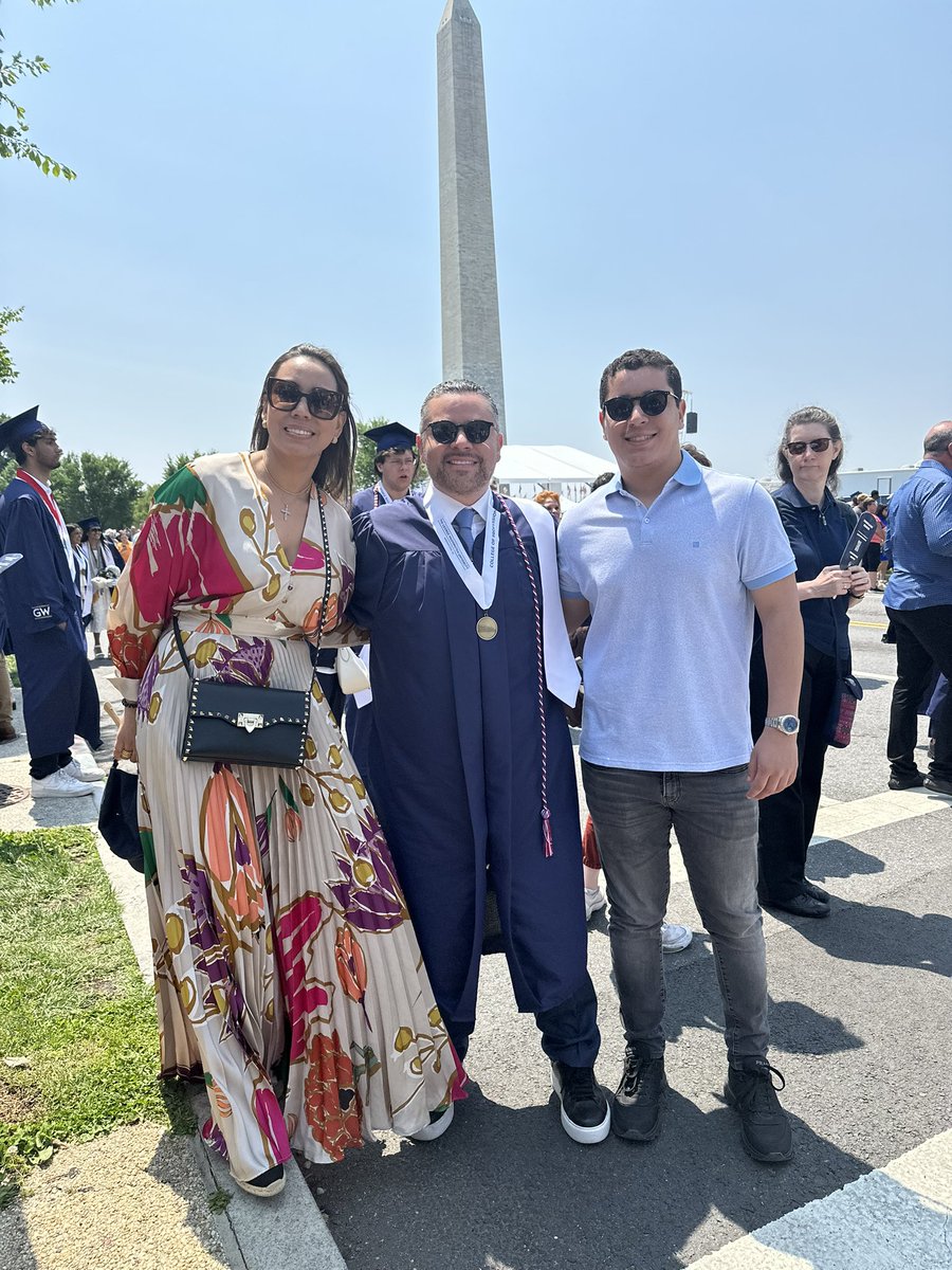 David_Chavez's tweet photo. Me siento muy agradecido de haber completado mi maestría en la Universidad GW. Quiero agradecer a Dios por su guía y fortaleza en este camino, y también a mi familia, amigos y profesores por su apoyo constante. ¡Este logro es para todos nosotros! #GWU #Maestría #Agradecido" https://t.co/CppKkcM0fs