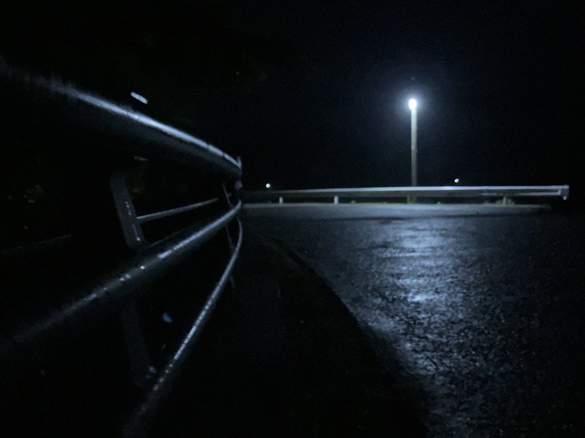 kanetixyan's tweet photo. 蛍の撮影2日目。雨で車の窓窓ガラスをご覧の通り。でホタルの里と書いてある1番の見所の場所はLEDライト。歌舞伎役者のように俺は人生やめたくなった。 https://t.co/pxaN0Fu1Fz