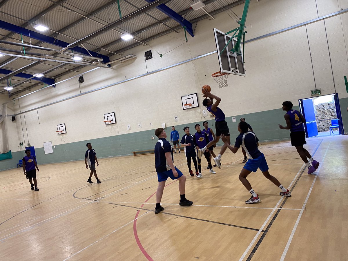 Year 9/10 basketball putting together some great basketball against a game Temple Moor team.