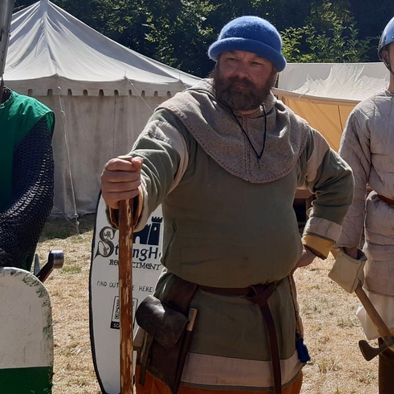 HistoricEchoes's tweet photo. For me it’s the #SmallDetails that really bring a person to life, the things in your pocket, the things you wear, the repairs to a garment – or the embroidery that makes it a bit special.
What details can you see on this fellow?
#MedievalMay https://t.co/k9AkVToNoR