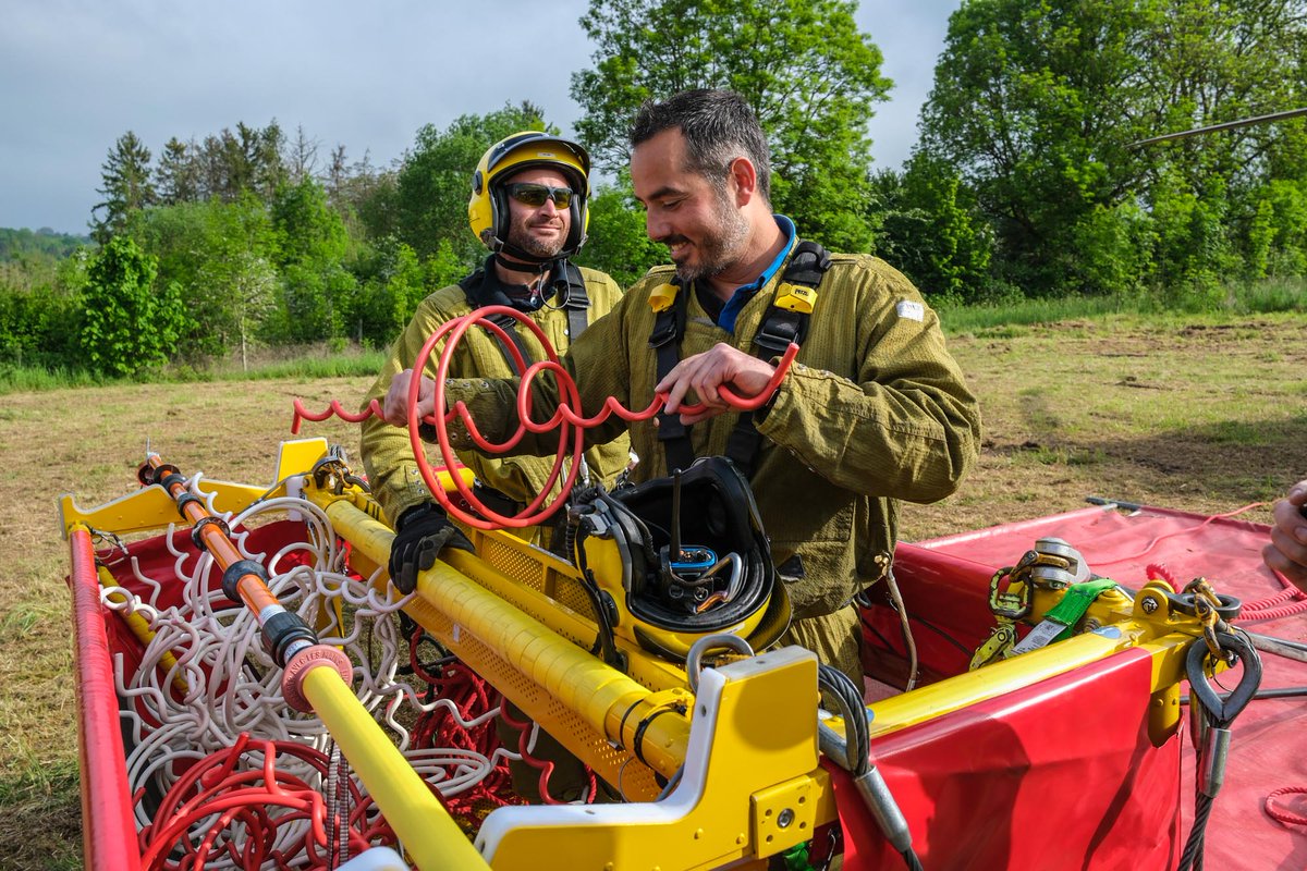 eliacorporate's tweet photo. 🌿Today is the International Day for Biological Diversity! At Elia, we do everything possible to preserve biodiversity 🐸!
🚁 Last week for the first time, a #helicopter has been used to install bird diverters along our high-voltage lines in Ampsin 🦅💪👉 https://t.co/SO82PvO3K5 https://t.co/KN4InLiROX