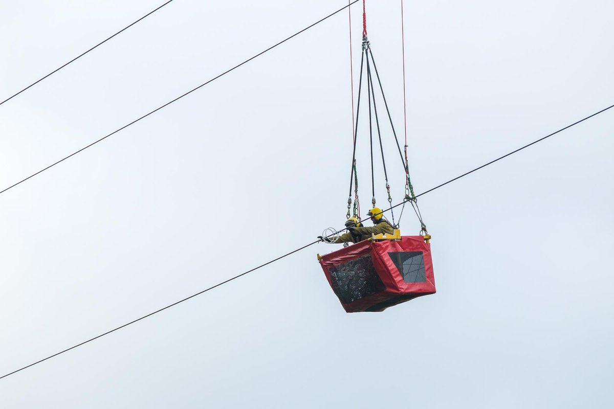 eliacorporate's tweet photo. 🌿Today is the International Day for Biological Diversity! At Elia, we do everything possible to preserve biodiversity 🐸!
🚁 Last week for the first time, a #helicopter has been used to install bird diverters along our high-voltage lines in Ampsin 🦅💪👉 https://t.co/SO82PvO3K5 https://t.co/KN4InLiROX