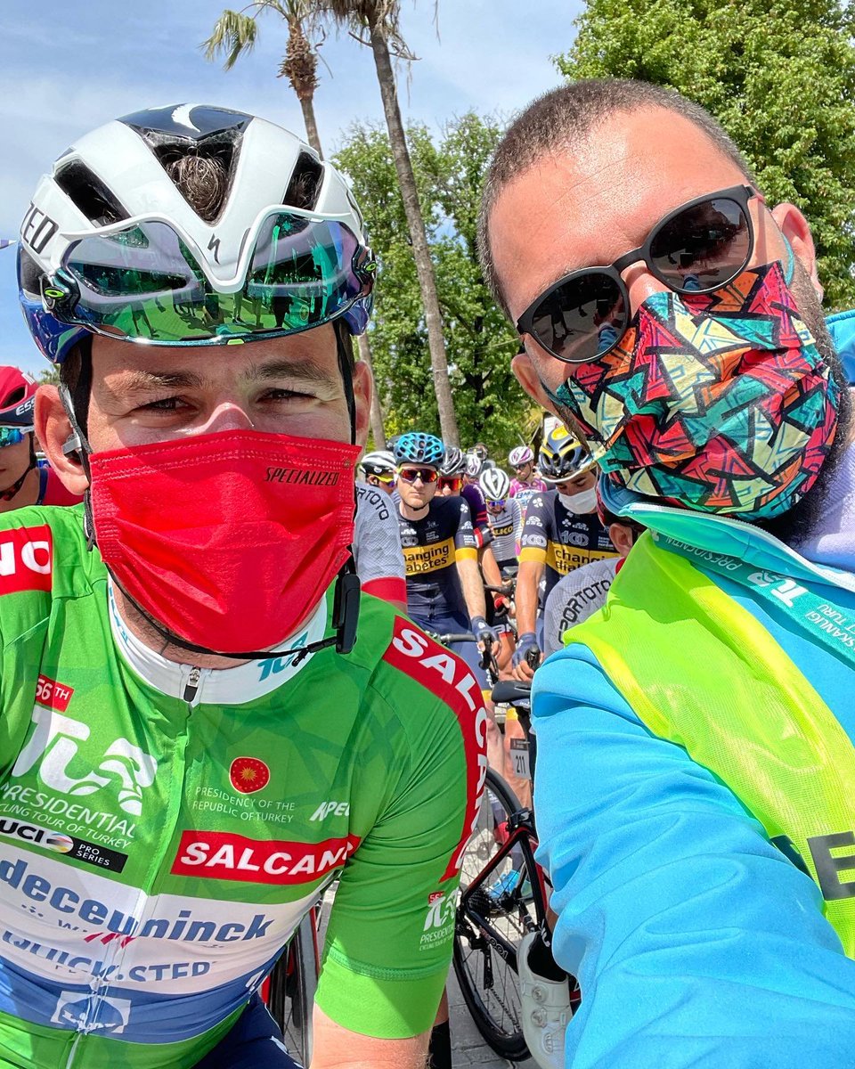 frtslck's tweet photo. 1: #TUR2021'de fethiye-marmaris etabı startında.
2: #TUR2019'da sultanahmet meydanı'nda 1. etap startı öncesi imza seremonisinde sıra beklerken.
3: #TUR2021'de alanya-fethiye startı öncesi.
4: #TUR2014'te fethiye-marmaris etabında kullandığı matarası.

tarihin en büyük sprinteri. https://t.co/qHt3lfbNK1