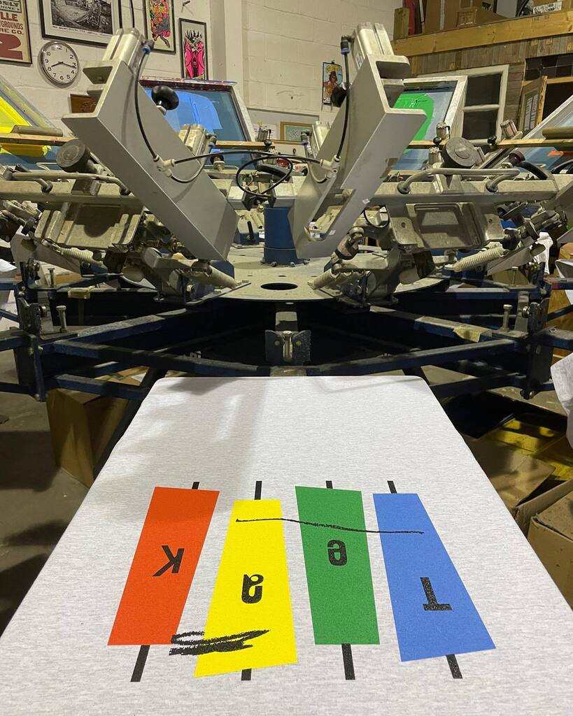 SimplePrint1's tweet image. Recent reprint for @teak_music ☀️ Summer  colours for these sunny days #simpleprintstudio #alwayshandprint #handprinted #screenprinting #tshirtprinters #tshirtprinting #gildan #bristol #smallbuisness instagr.am/p/Csi1o_2MCDR/