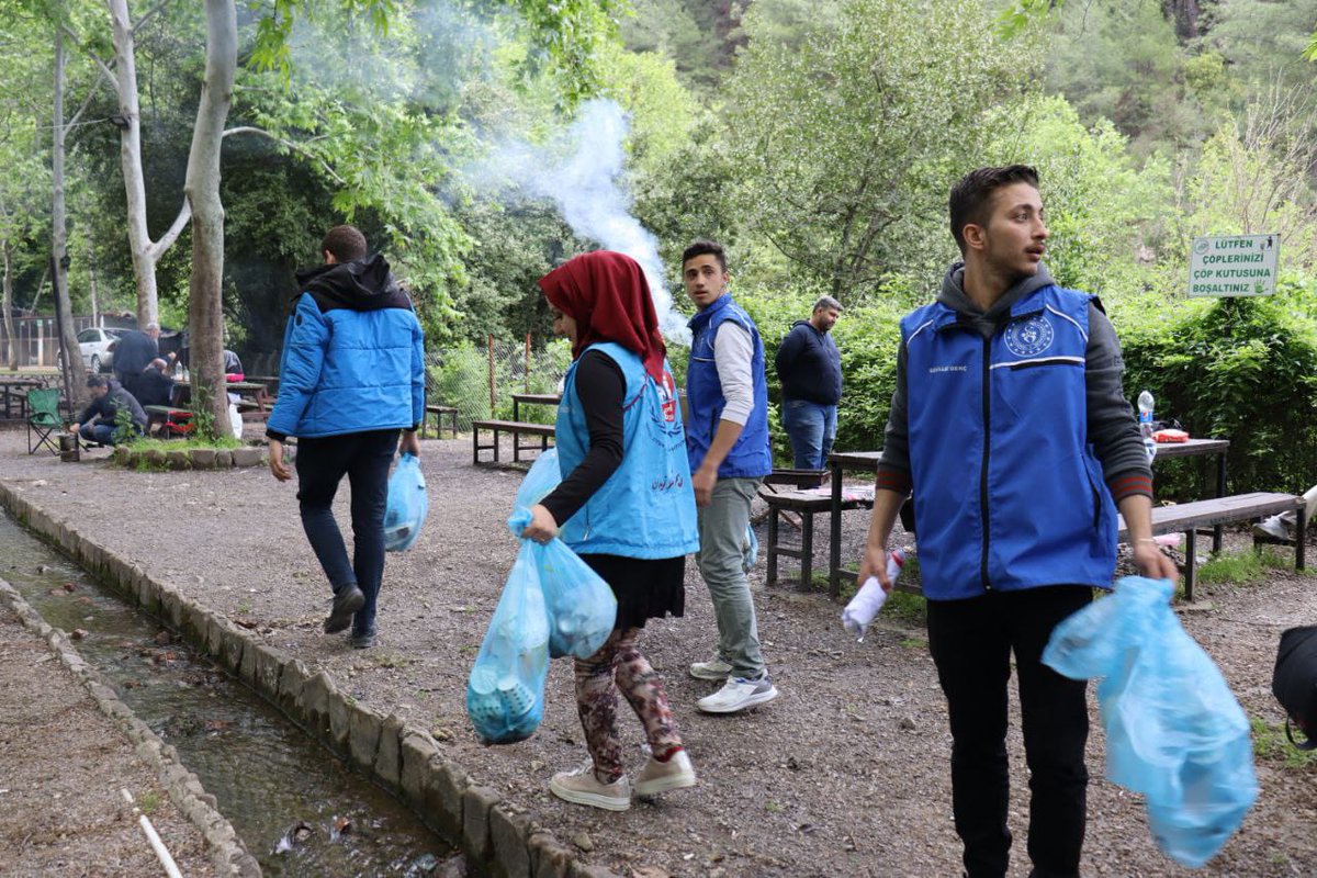 GSB_AdanaGM's tweet photo. Temiz çevre ve bilinçli gençlik, daha sağlıklı ve güzel günlerin habercisidir ☘️

Bizim ve gençlerimiz için çevre temizliği her zaman gündemimizde. 💪🏻

#VerEliniKardeşim
#GSBSosyalUyum
#ÇevreTimi
#AdanaGM https://t.co/ULVQW8SGnH