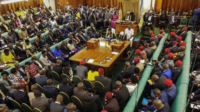 Wabunge wa Uganda wamehoji na kupinga Bajeti ya takriban Tsh. Bilioni 159.49 iliyotengwa kwaajili ya Matumizi ya Ofisi ya Rais Museveni ambayo inajumuisha Tsh. Milioni 221.7 za kununua Mavazi ya Rais na Tsh. Milioni 380.1 za kununua Samani kila mwaka.