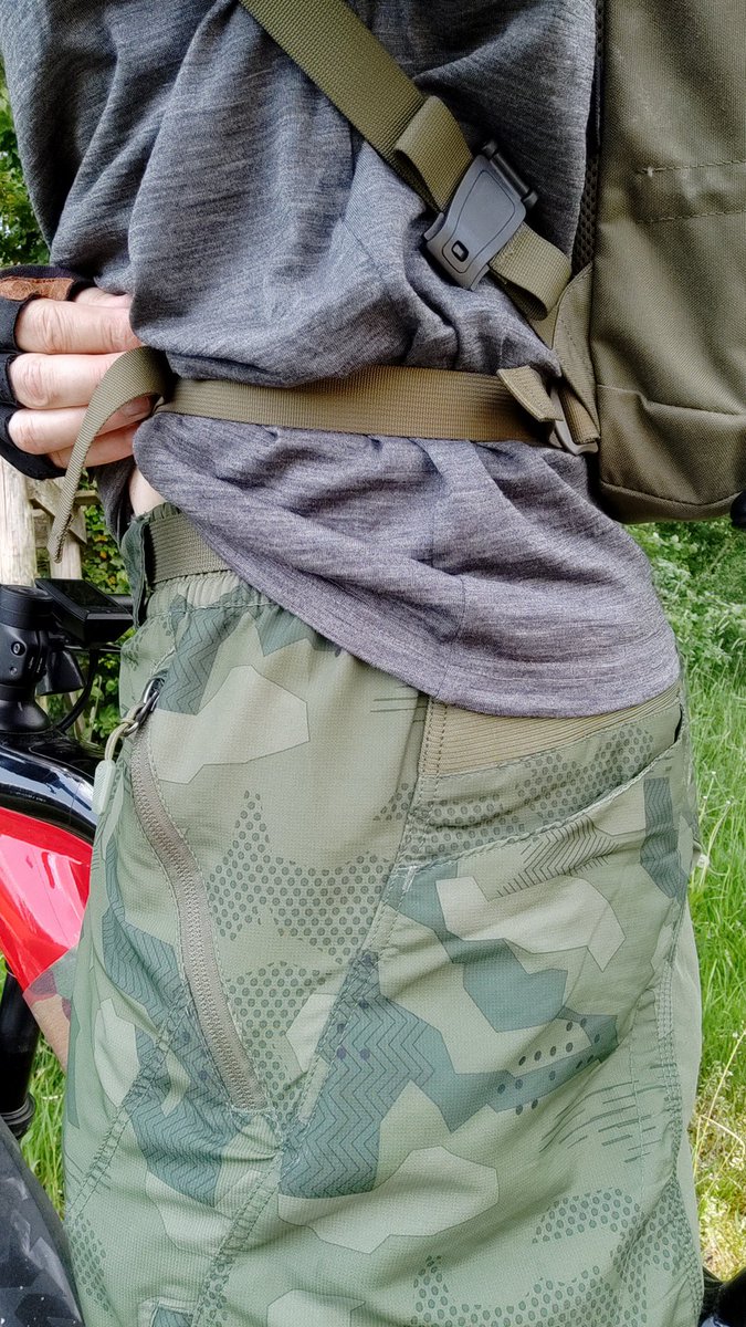 Mini tarnfarbene Bikershorts, so geil oder?