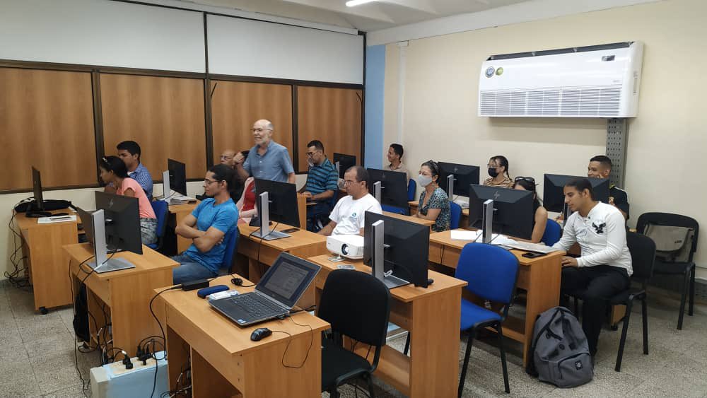 BroxPiedad's tweet photo. Dr. Sánchez-Solano and Dr. Ángel Barriga from @IMSECNM were teaching a course at as part of our activities in #ICOOP project funded by @CSIC @CSIC_Intern 🇨🇺🇪🇸
📸 Advanced design of digital embedded systems at @UOCuba 📅 May 15-19, 2023 https://t.co/BslDTw1bTW