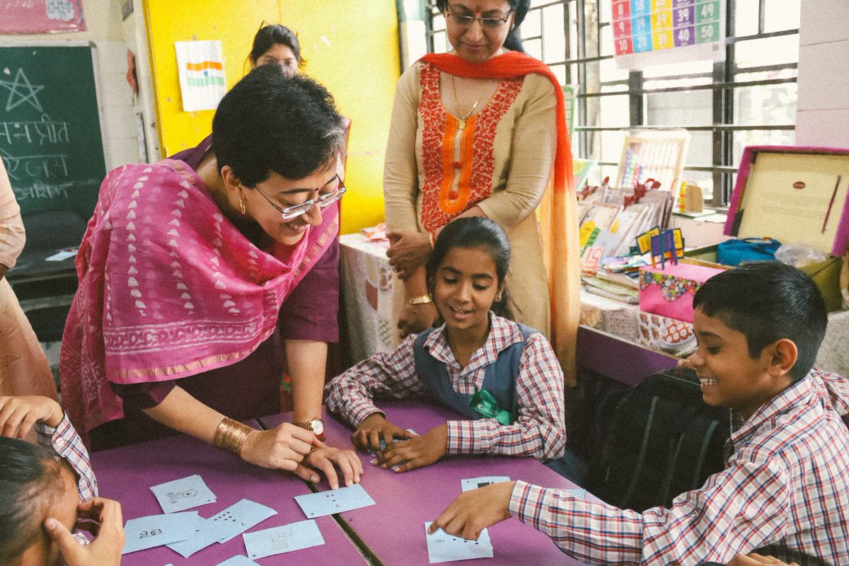AtishiAAP's tweet photo. 'मिशन बुनियाद' के साथ अब MCD स्कूलों में भी शिक्षा क्रांति आ रही है।

आज एंड्रयूज गंज स्थित MCD स्कूल में शिक्षकों व बच्चों से बातचीत की। बच्चों को बुनियादी शिक्षा देने के लिए शिक्षक बहुत मेहनत कर रहे है। शिक्षकों व बच्चों का बढ़ता आत्मविश्वास देख भरोसा है कि हम सही दिशा में हैं। https://t.co/sXEi8Wno2K