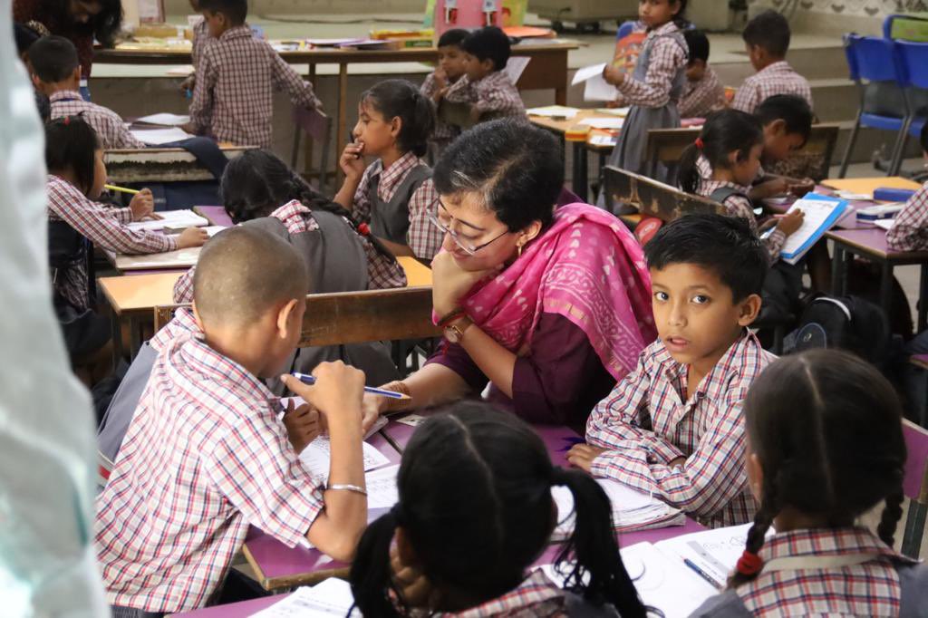 AtishiAAP's tweet photo. रोचक तरीके से गणित सीखना है तो स्नेहलता मैडम कि क्लास से ज्यादा बेहतर कुछ नहीं हो सकता। 

मैडम के डिजिटल क्लास और रंग-बिरंगे वर्क-शीट के कारण अब बच्चों को गणित आसान लगने लगी है।

स्नेहलता मैडम जैसी टीचर्स के साथ मिल कर, MCD स्कूलों में भी @ArvindKejriwal की शिक्षा क्रांति लाएंगे! https://t.co/09femCQLJ4