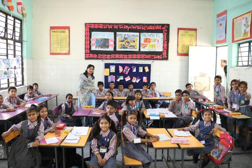AtishiAAP's tweet photo. ये सीमा रखेजा मैडम की क्लास है। यहाँ बच्चें हिन्दी किताबों से ज्यादा एक्टिविटीज़ से सीखने लगे हैं - चाहे चित्रों के माध्यम वाक्य बनाना या कविता से नए शब्द सीखना।

इस क्लास के बच्चों में आत्मविश्वास इतना था कि वे शिक्षा मंत्री से भी सवाल करने से नहीं चूके और पहेलियों की बौछार कर दी!