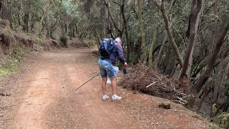 Des_Sostenible's tweet photo. Hasta La Caldera #LaOrotava nos fuimos el pasado sábado con @KmsVerdes y la Oficina de la Participación y el Voluntariado Ambientales de Tenerife #OPVA para localizar especies exóticas invasoras #BIOBLITZ
👏 Gracias por compartir esta experiencia tan gratificante https://t.co/b7zWjqbzky