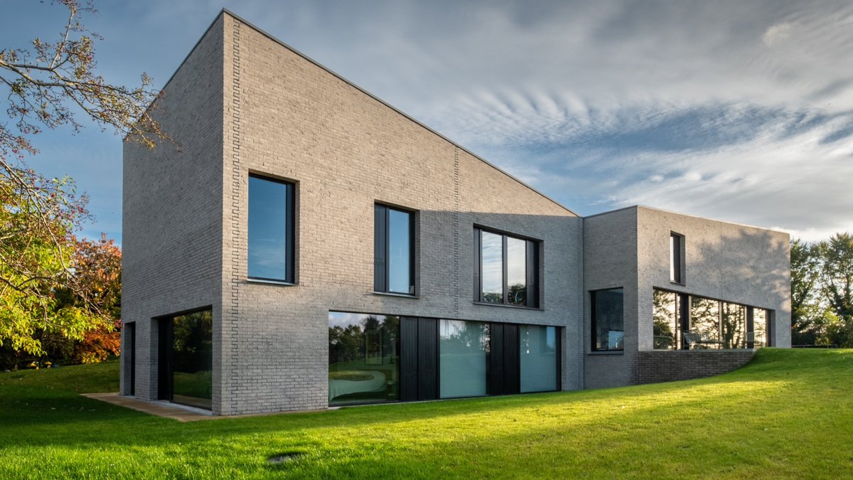 Family home designed by McGonigle McGrath named Northern Ireland’s Building of the Year 2023!

Four other projects awarded RSUA Design Awards, find out more: rsua.org.uk/hill-house-nam…

#RSUADesignAwards2023 #RIBAAwards #Architecture #NorthernIreland