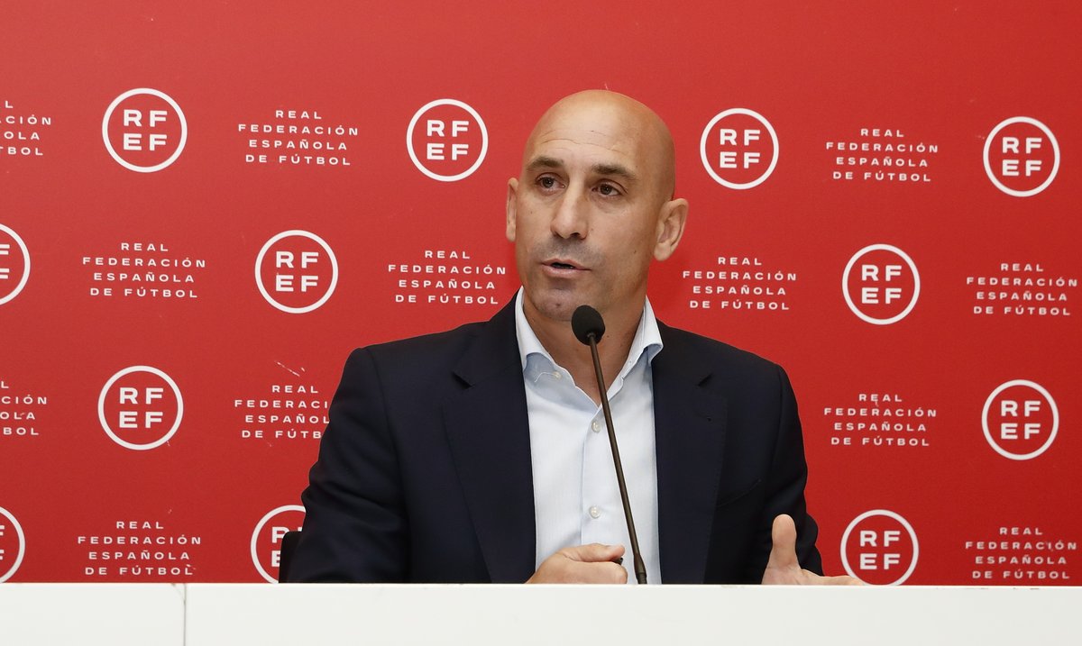rfef's tweet photo. 🔴 Declaración institucional del presidente de la @RFEF, 𝗟𝘂𝗶𝘀 𝗥𝘂𝗯𝗶𝗮𝗹𝗲𝘀, ante los hechos ocurridos en Mestalla.

ℹ️ https://t.co/c3Sg88YsHJ https://t.co/I9wCXJbAzV