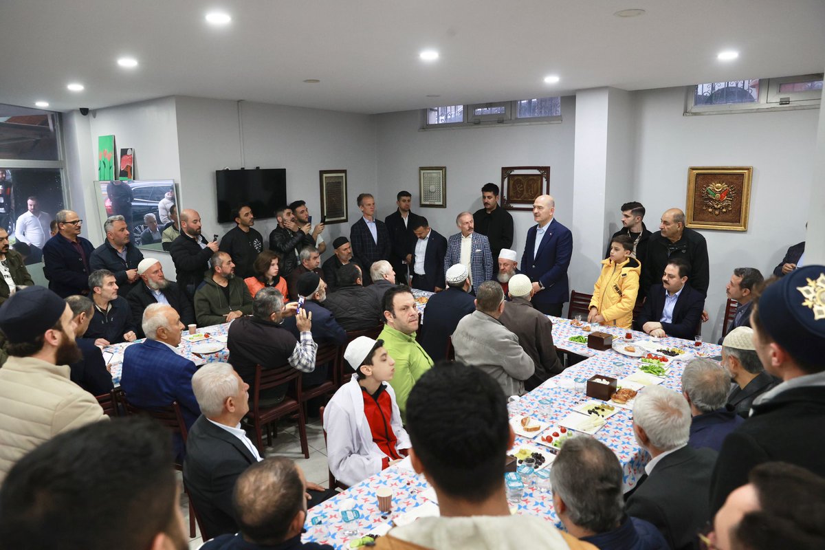 İçişleri Bakanımız <a href="/suleymansoylu/">Süleyman Soylu</a> ile birlikte sabahın bereketini Kocatepe Camii'mizde hemşehrilerimizle yaşadık.
<a href="/erkankandemir/">Erkan Kandemir</a> <a href="/osmannnurika/">Osman Nuri Kabaktepe</a> <a href="/Akparti/">AK Parti</a> <a href="/atilaaydiner/">Atila Aydıner</a>