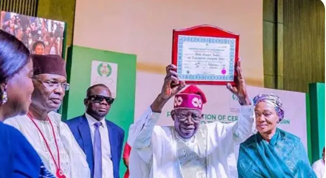 To you President Buhari,
I said it before and I'm saying it again.

25% in Abuja is mandatory, do not swear in an unconstitutional government.
 You are ending Democracy

#LiveBroadcastinthecourtroom 
Bola Ahmed Tinubu