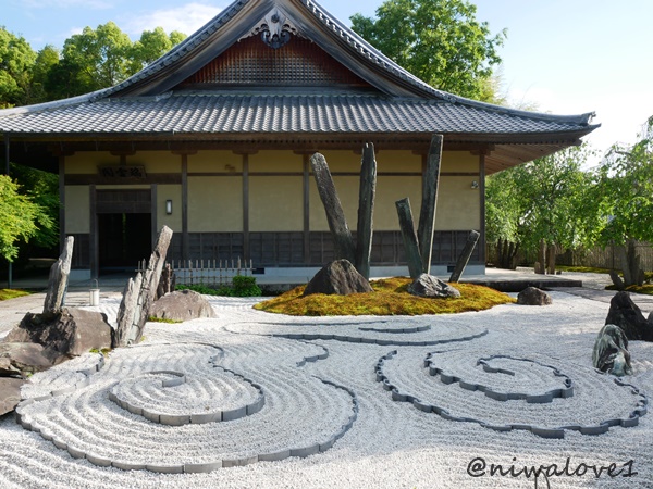 niwalove1's tweet photo. #圓光寺 ②
平成に作庭された #枯山水庭園 #奔龍庭 は、白砂を雲海に、石組を龍に、石柱を稲妻に見立てているそう☁️🐉⚡️
宝物館では #円山応挙 が境内の竹林をモチーフに描いた雨竹風竹図屏風や、日本最古の木活字を見ることができます❣️
盃型が珍しい、圓光寺型 #水琴窟 も☺️
#京都 #kyoto #enkoji https://t.co/g7fsDstZrX