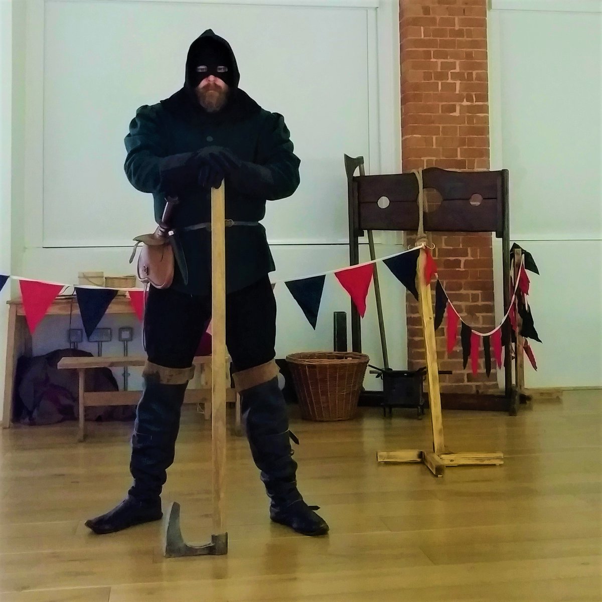 HistoricEchoes's tweet photo. Day 30 of #MedievalMay is #Death - so why not a shout out to a visitor attraction I've been lucky enough to be invited to a time or two, the @KRIIICentre in Leicester.
No picture of where Richard III was found, but here I am in several different guises! https://t.co/6BoLLXodOs