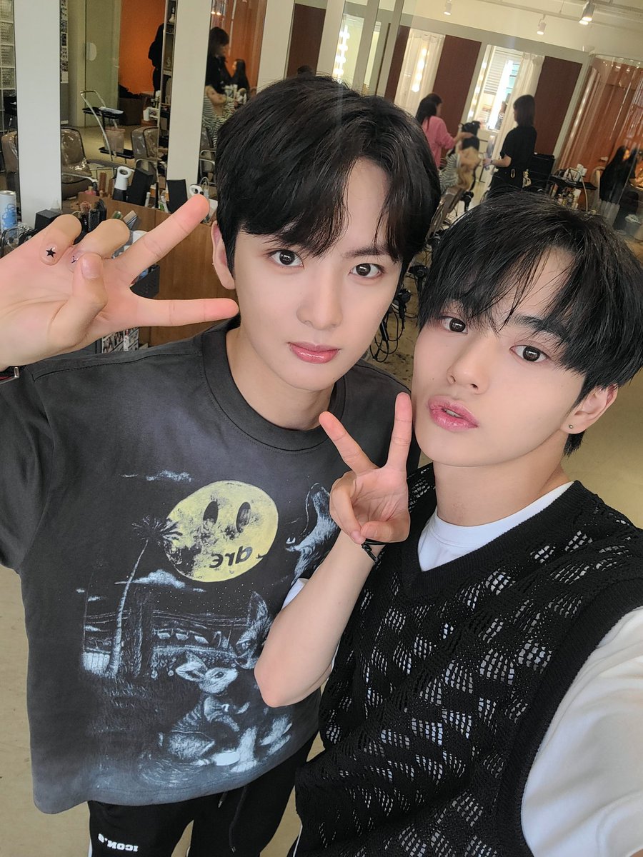 HongSungmin_FR's tweet photo. 〔˚₊ · ͟͟͞͞➳❥〕TWITTER UPDATE 🔮

#HONGSUNGMIN : J'ai prit une photo avec notre Hyung 📸  c'est assez étrange d'appeler Lingchi Hyung 😚 je crois qu'on est devenus très proche ! S'il vous plaît montrez beaucoup d'intérêt à notre relations ❤️

#홍성민 #소년판타지 #FANTASYBOYS https://t.co/sEfeL81qxc