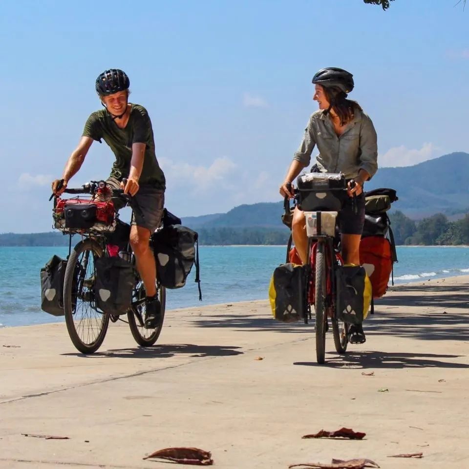 'Was für fantastische Radwege in Thailand!!! Das hätte ich nie gedacht, dass Radreisen hier so ein großes Ding ist. Jeden Tag kommt uns mindestens ein anderer Radler oder ganze Rennradgruppen entgegen. Die Straßen sind glatt und man fliegt nur so dahin. … instagr.am/p/Csi04W0NLvB/