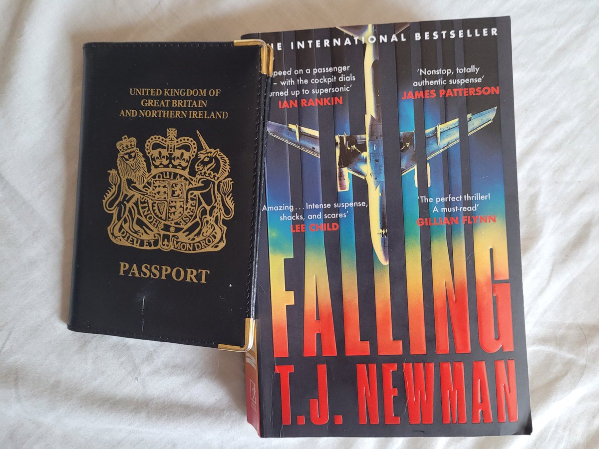 robinsbookshelf's tweet photo. I'm not tweeting too much but I think I'm out of my slump so hello if you're still with me!  👋🏻 https://t.co/MQlgX8tpws