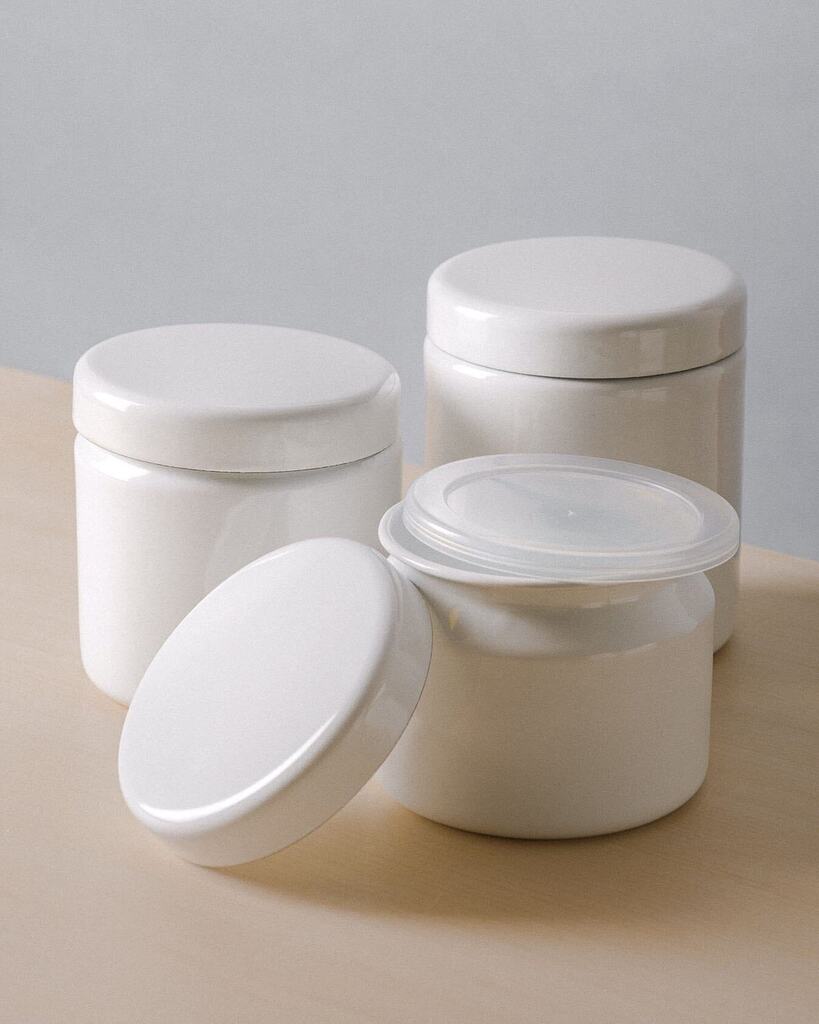 Our Summer Sale includes our loved White Enamelled Pantry Jar alongside the rest of the White Enamelled range. Perfect for storing your dry goods and snacks in the warmer months. Available in 3 sizes, so you can always bring the small size with you on yo… instagr.am/p/Csi3TrTo5gR/